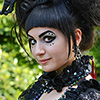 Dame mit Hörnern